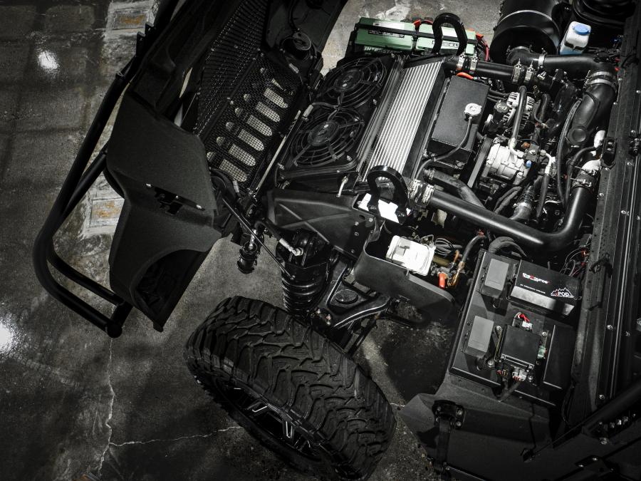 Моторный отсек Hummer H1 Supertruck by Mil-Spec Automotive 2020 года  (фото 10 из 13)